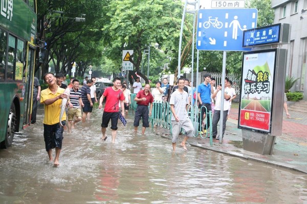 厦门市民暴雨过后上街抓鱼 路人赞好欢乐