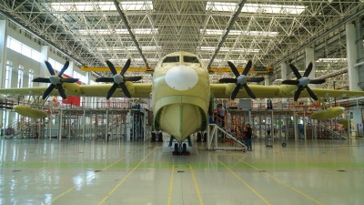 直击:国产水上大飞机下线 装综合航电系统