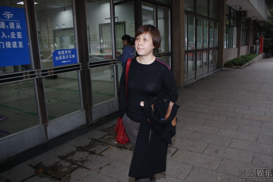  何炅 李维嘉为 龙丹妮 庆生 情侣装晒老友情_