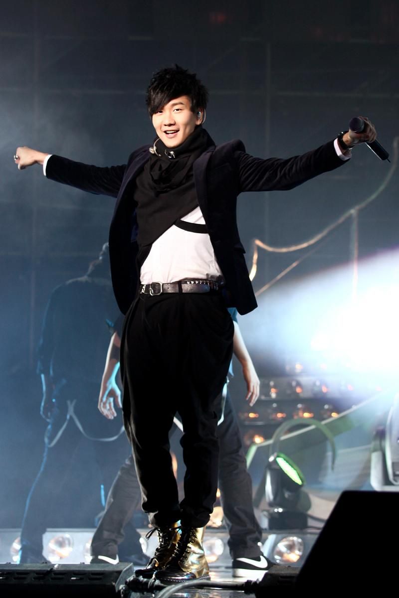 林俊杰北京首唱《学不会》 MV首播空降榜单冠