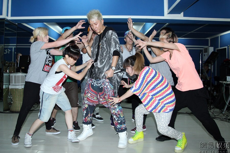 韩庚自曝个唱邀赵薇捧场 将翻唱<em>张惠妹</em>汪峰名