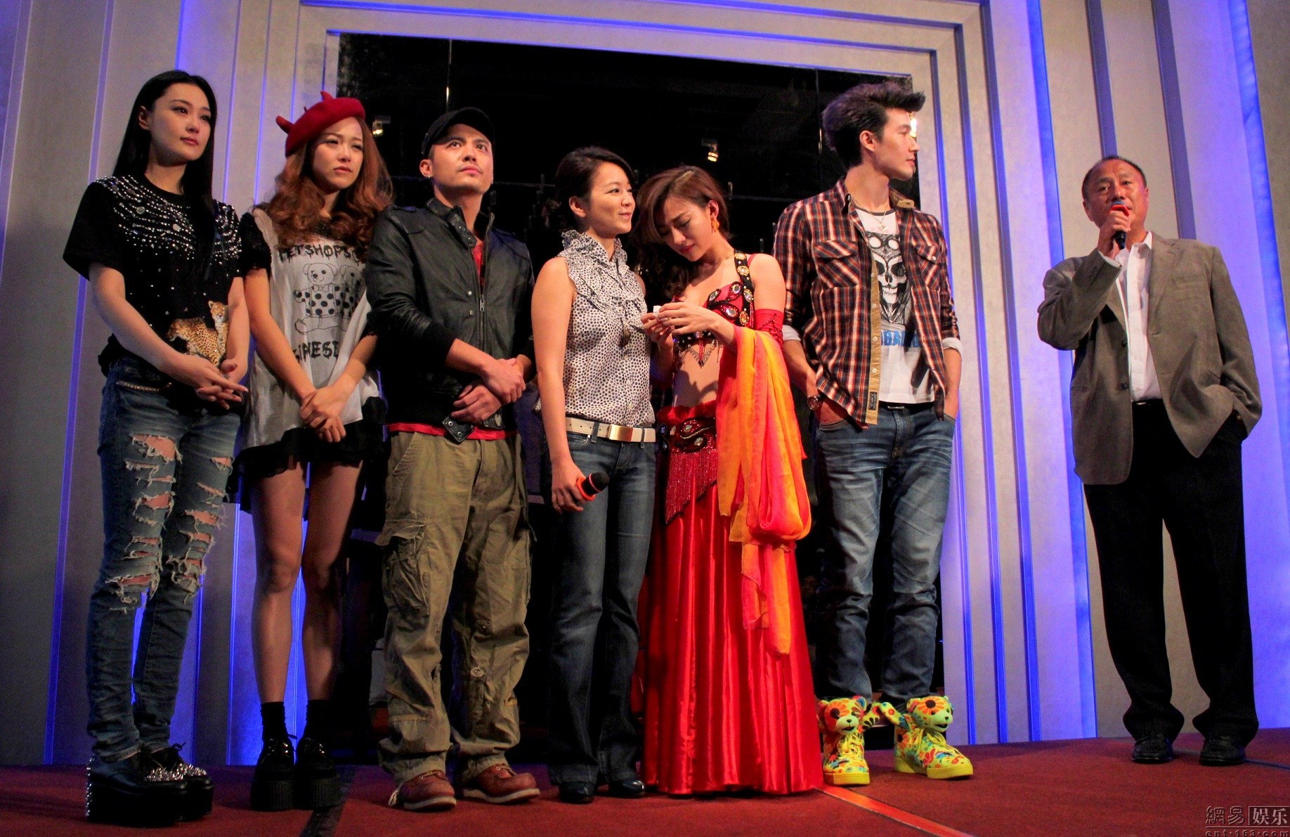 电影《<em>粉红女郎</em>》杀青 演员<em>导演</em>感慨落泪 - 娱