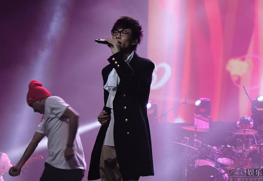 <em>许嵩</em>北京<em>演唱会</em>首秀舞蹈 曹轩宾化烟熏妆助阵
