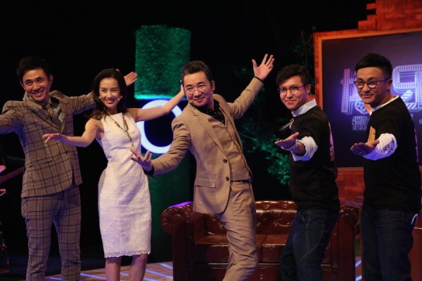 黄圣依央视大秀美腿 演小品甘当最美女绿叶