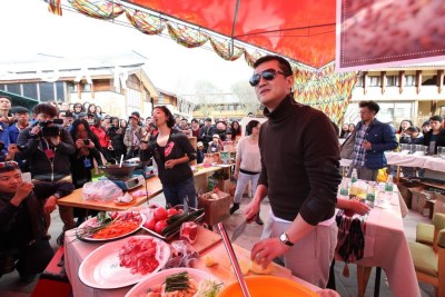 李亚鹏王学兵当众秀厨艺 显大厨风范