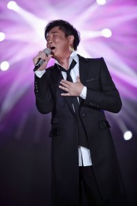 孙楠20年后再现《花瓣雨》致敬恩师谷建芬
