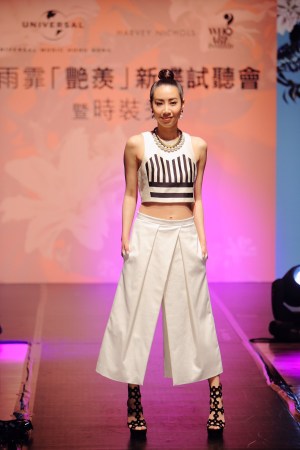 吴雨霏新碟试听会暨时装秀 展跨代百变造型