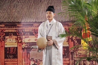 耿乐李治廷《报告》穿越古装 演绎足球起源