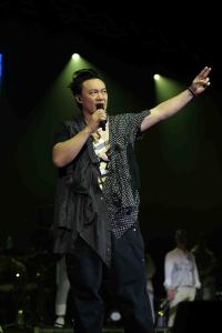 陈奕迅世界巡回落幕  最终站多伦多掌声雷动