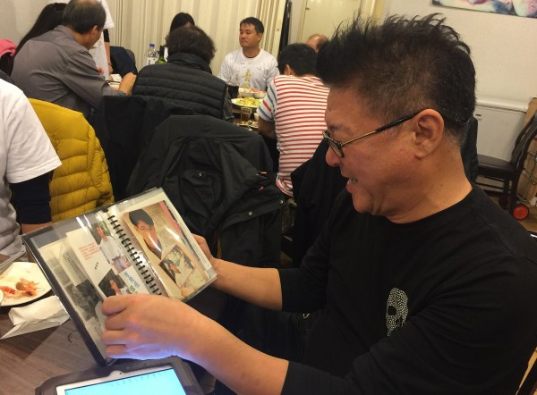 姜育恒宴请铁粉提前小过年 妻女陪同出席