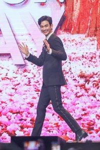 金秀贤现身发布会 粉丝热情爆棚