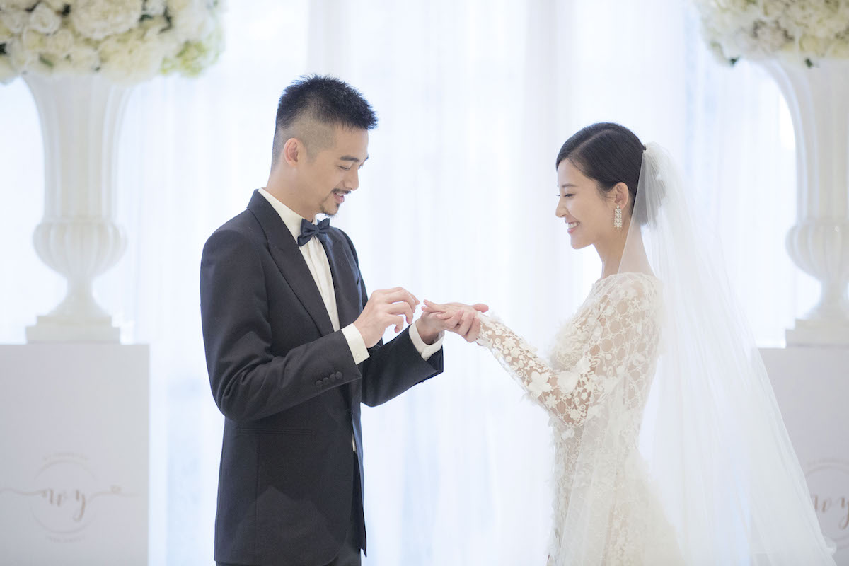 杨子姗吴中天上演"头纱吻"_网易娱乐