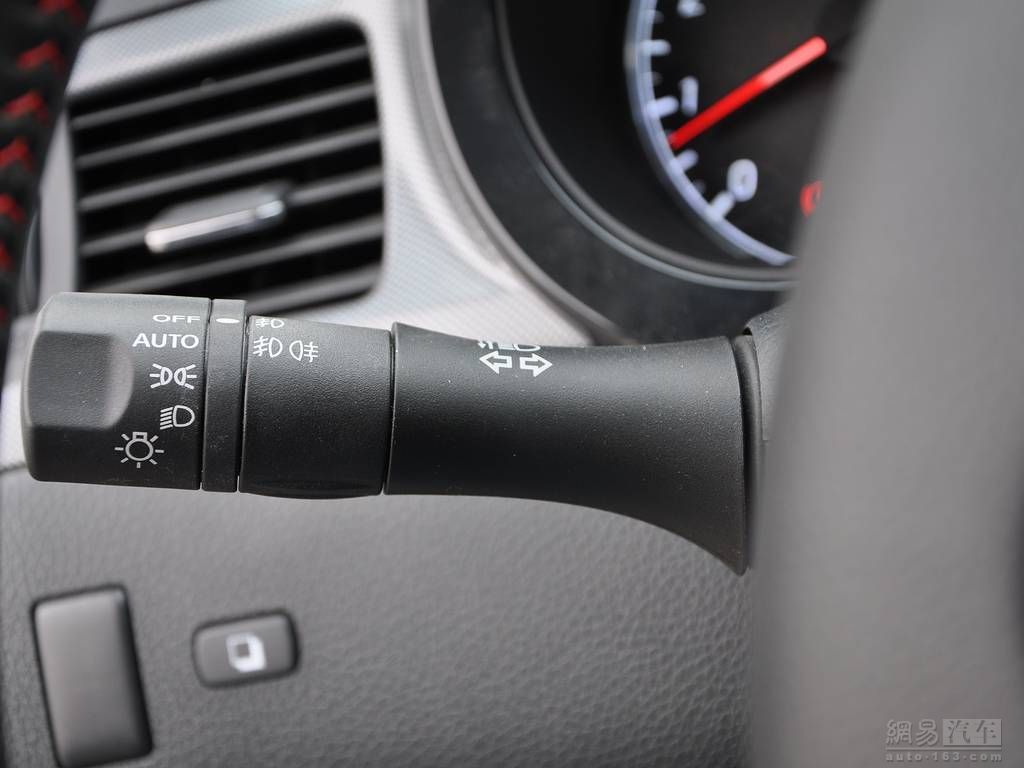 骐达 1.6T MT XV safety 方向盘左侧调节杆高清图片