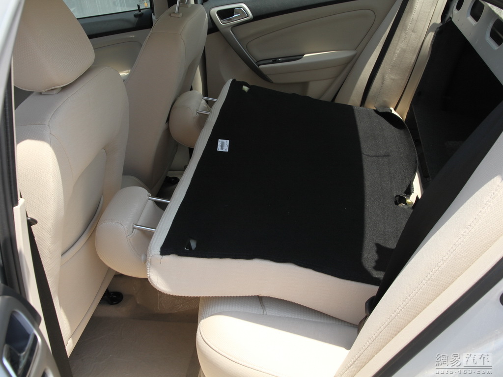 奇瑞A3三厢 2011款 1.6VVT CVT进取型 后排座