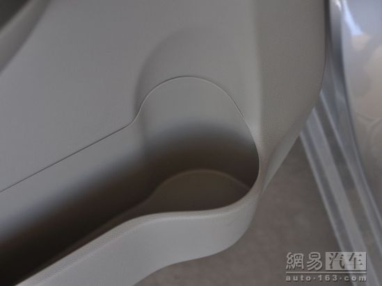 后排杯架