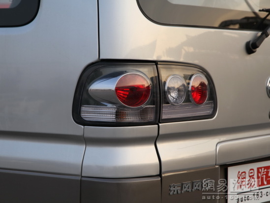 后尾灯局部