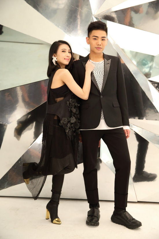 《火不了》mv首播 孔令奇戴佩妮大胆斗舞