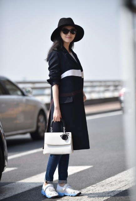 报道今日景甜晒出一张照片,照片上她穿着运动鞋搭配牛仔裤与黑色风衣