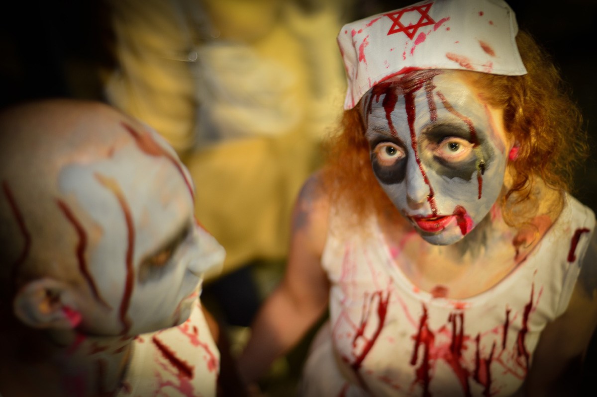 以色列人在特拉维夫参加僵尸行走活动