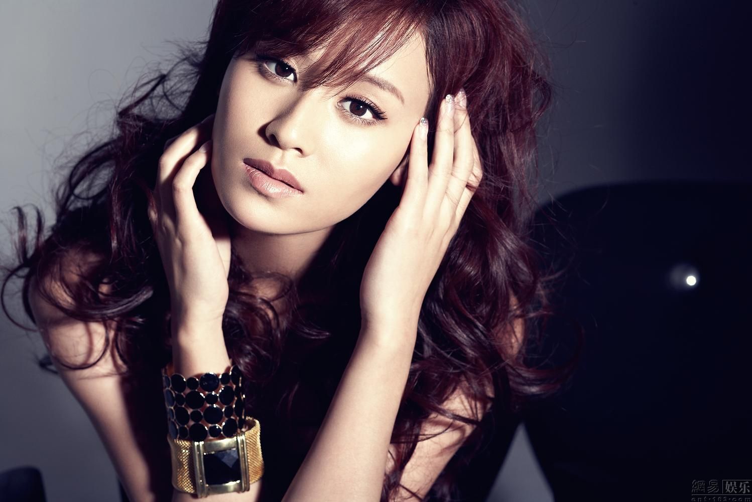 叶一茜黑色皮装示人谈复出很困惑