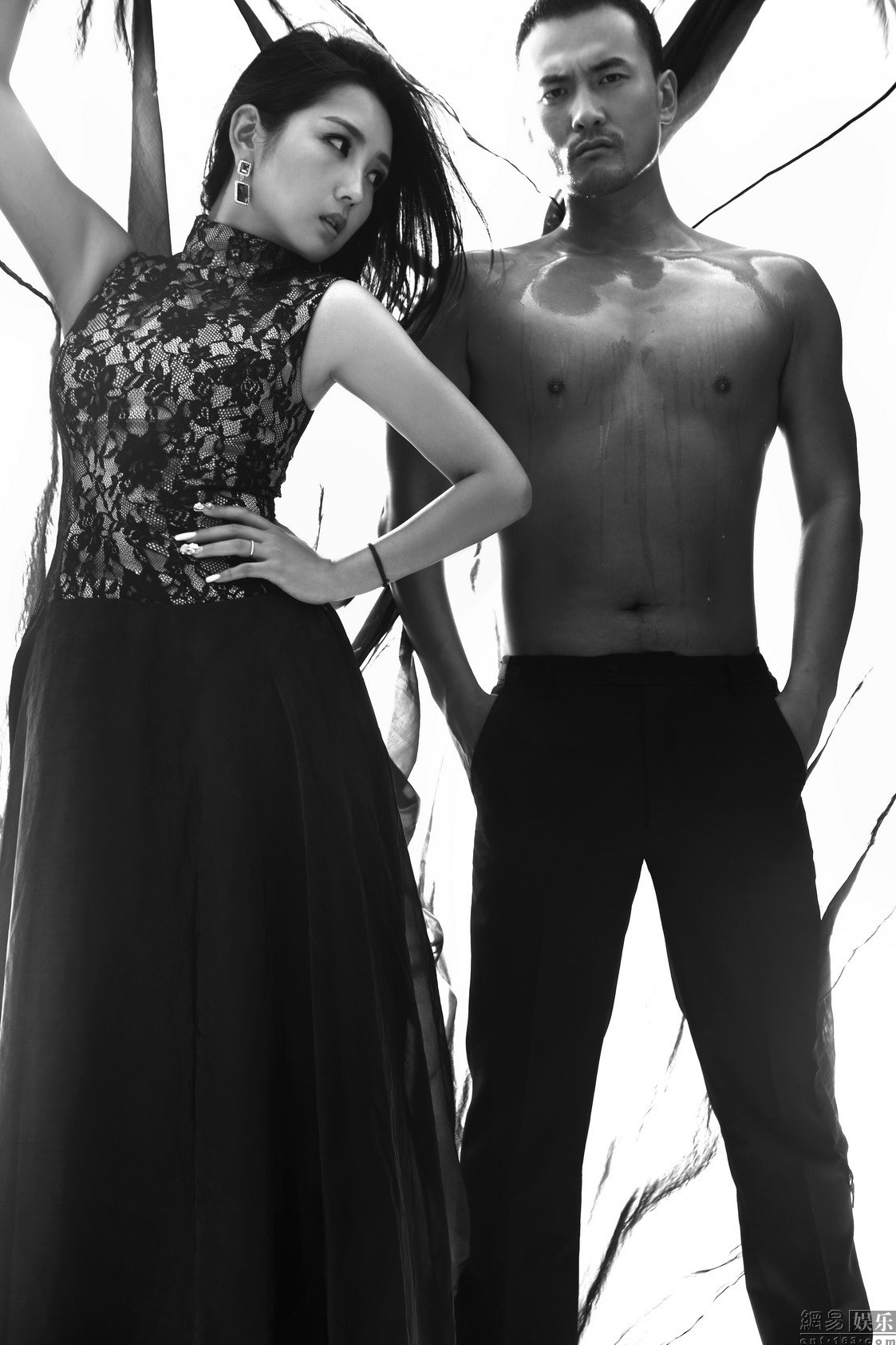 何洁再曝个性婚纱照