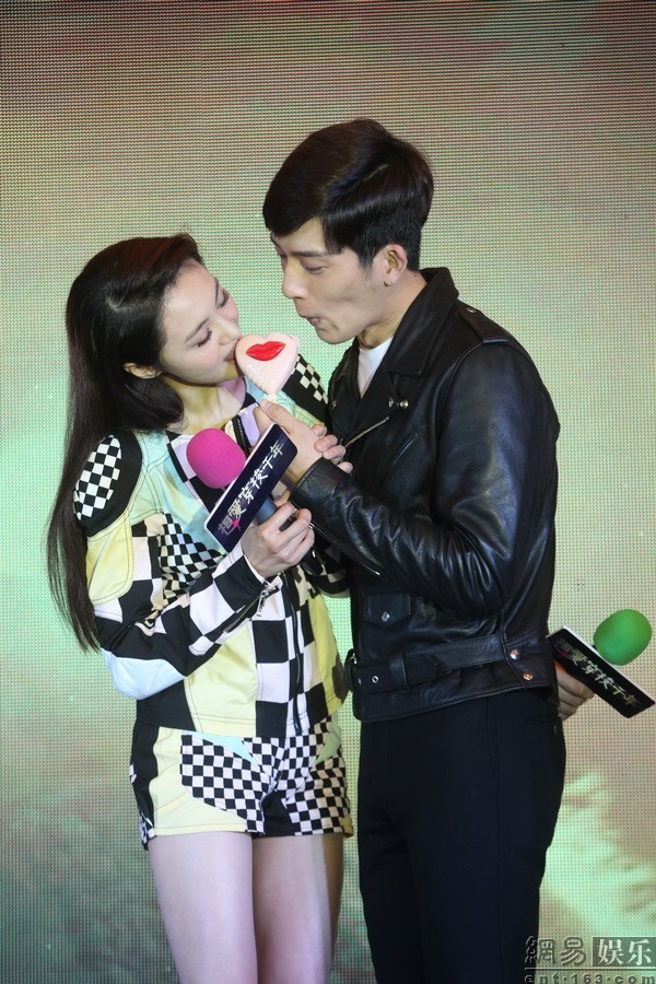 郑爽井柏然宣传新剧 现场合体秀甜蜜