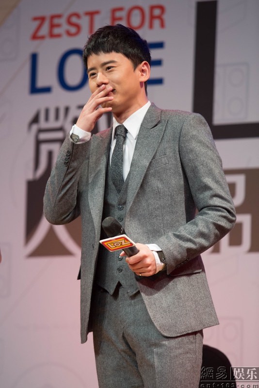 张杰出席活动展踢腿功夫被粉丝喊小哥哥