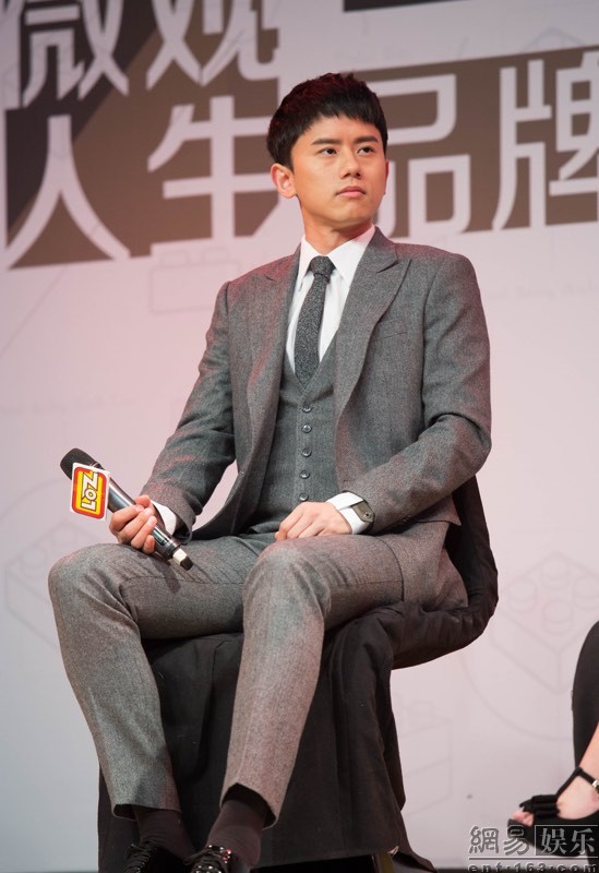 张杰出席活动展踢腿功夫被粉丝喊小哥哥