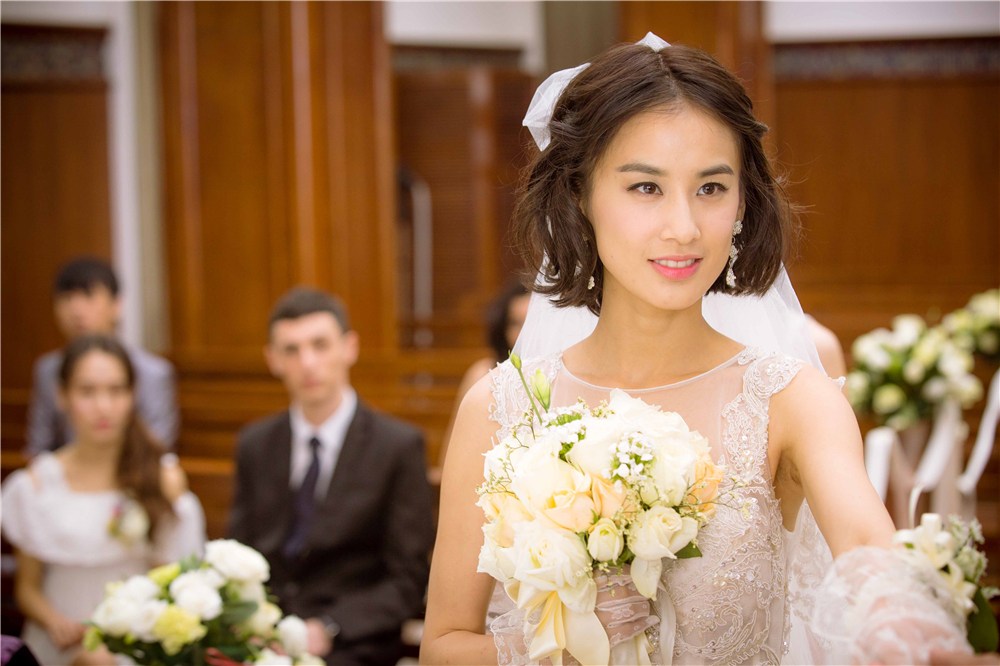 黄圣依新剧上演奢华婚礼