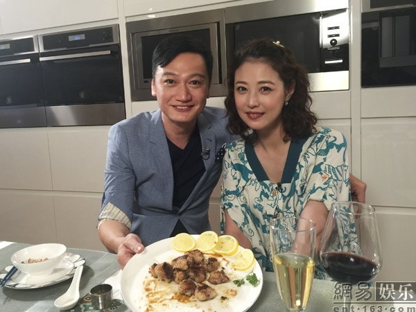 周海媚晒与陶大宇合影引怀旧热