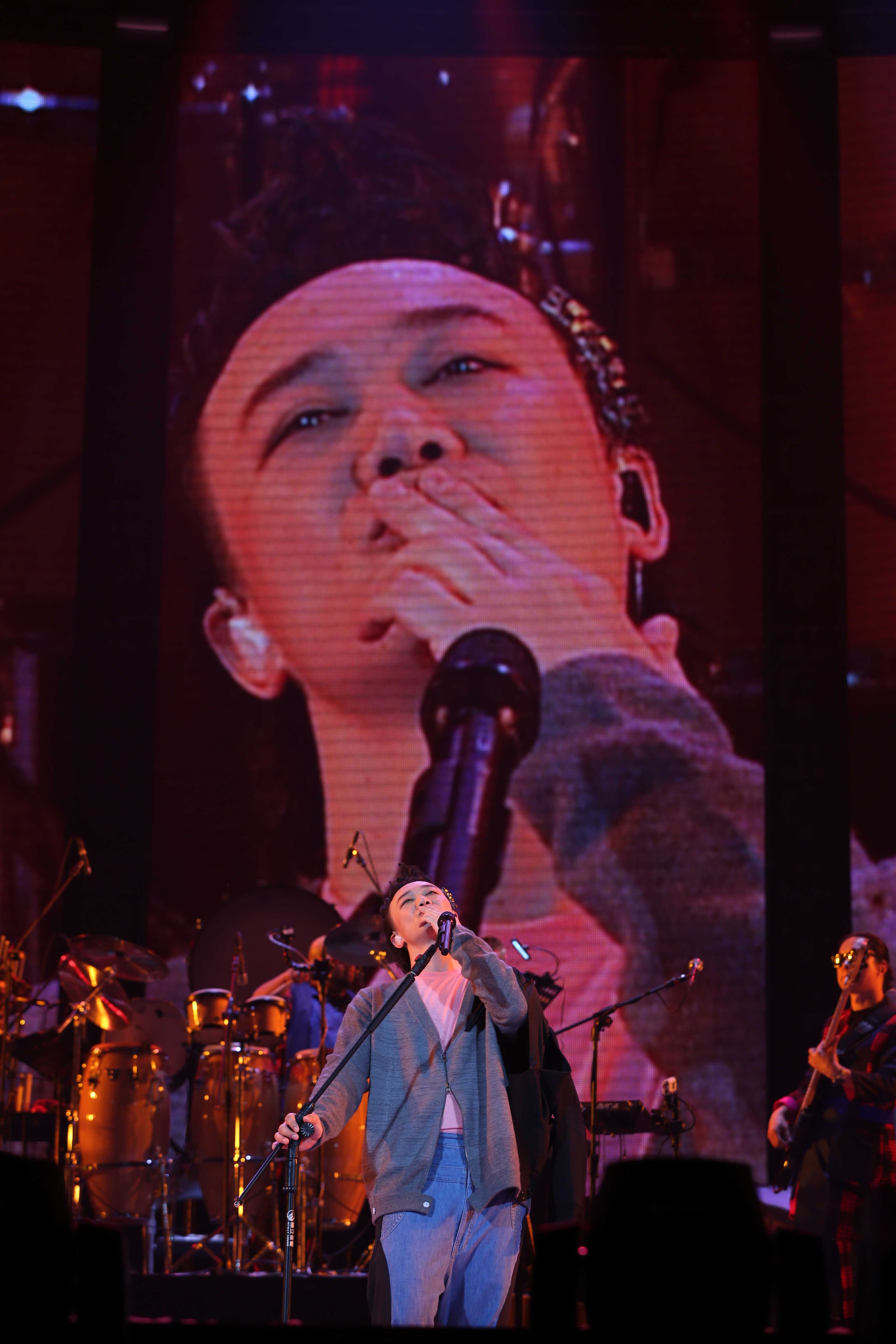 陈奕迅首场爆满攻蛋弹奏电吉他霸气开唱