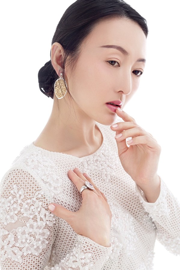 柜中美人小何晴曝写真白皇后姿色尽显