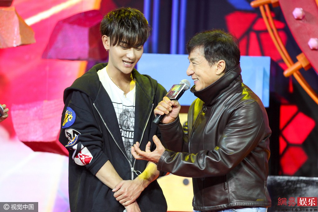 大哥好有爱黄子韬被成龙插麦标乖乖配合