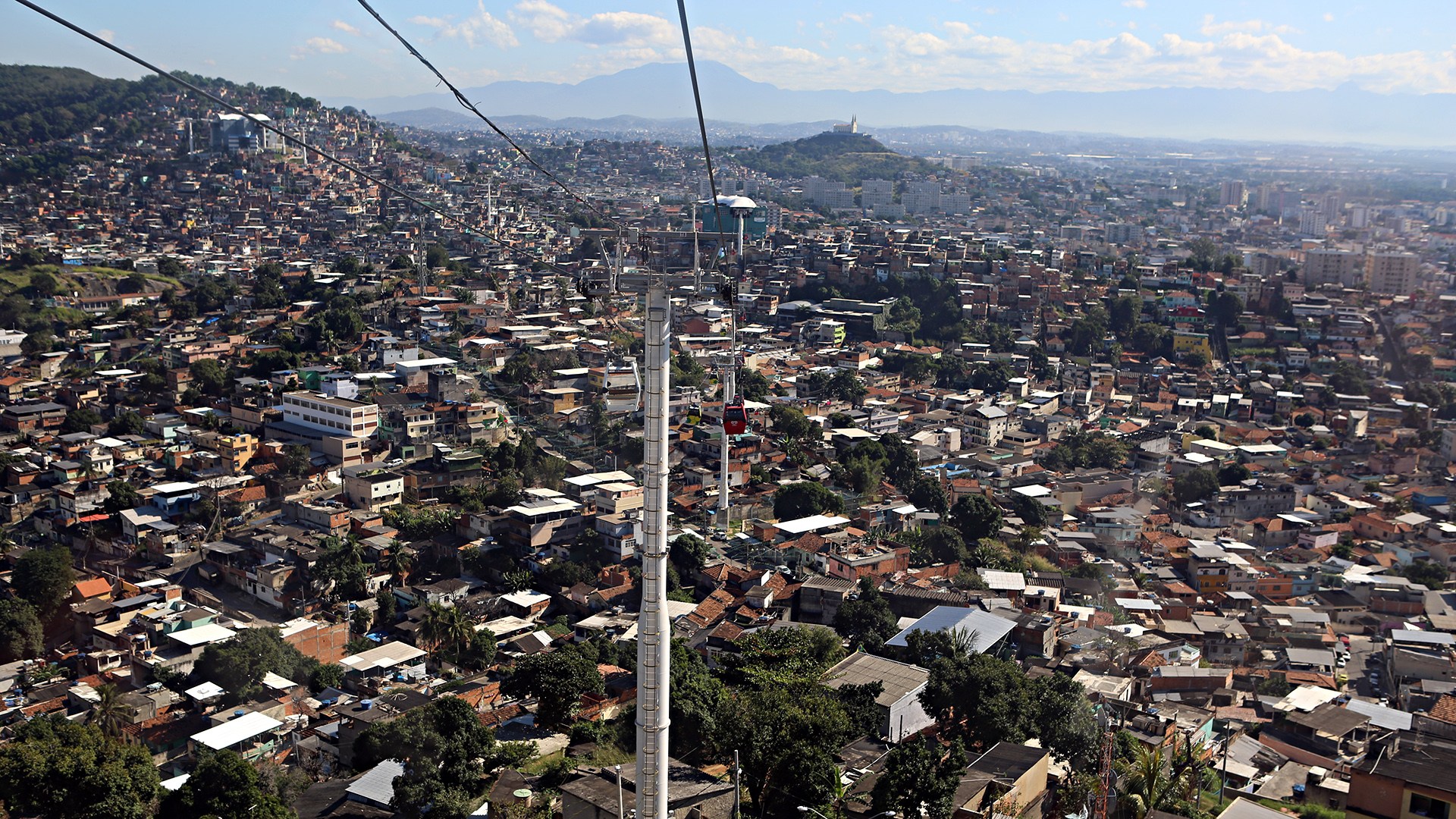 他们所去的地区是巴西最大的贫民窟alemao,这里曾经充斥着毒品,暴力与