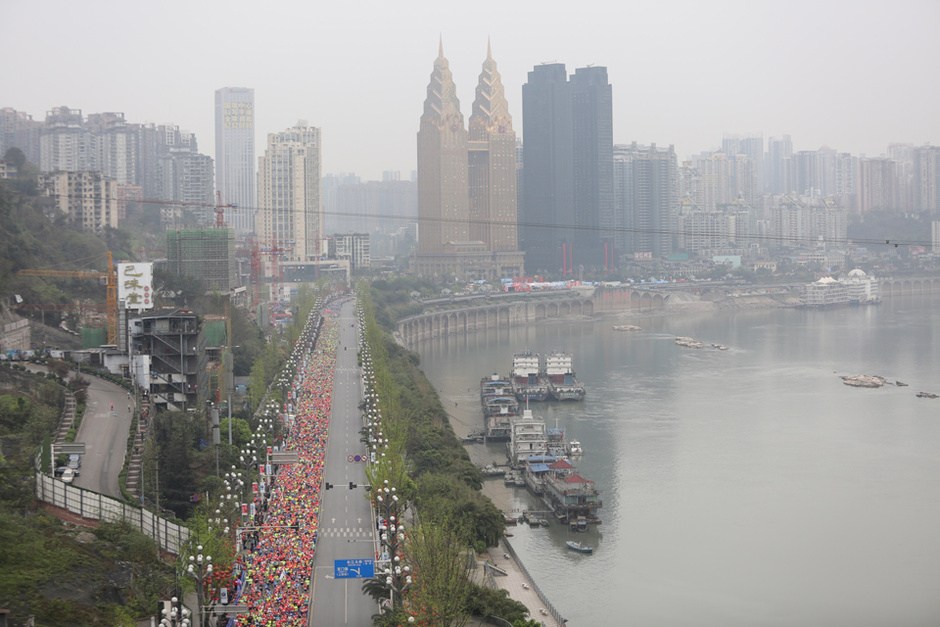 重庆马拉松火爆开赛 众选手起跑场面壮观第10张