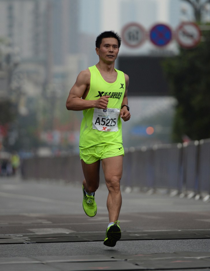 重庆马拉松火爆开赛 众选手起跑场面壮观第2张