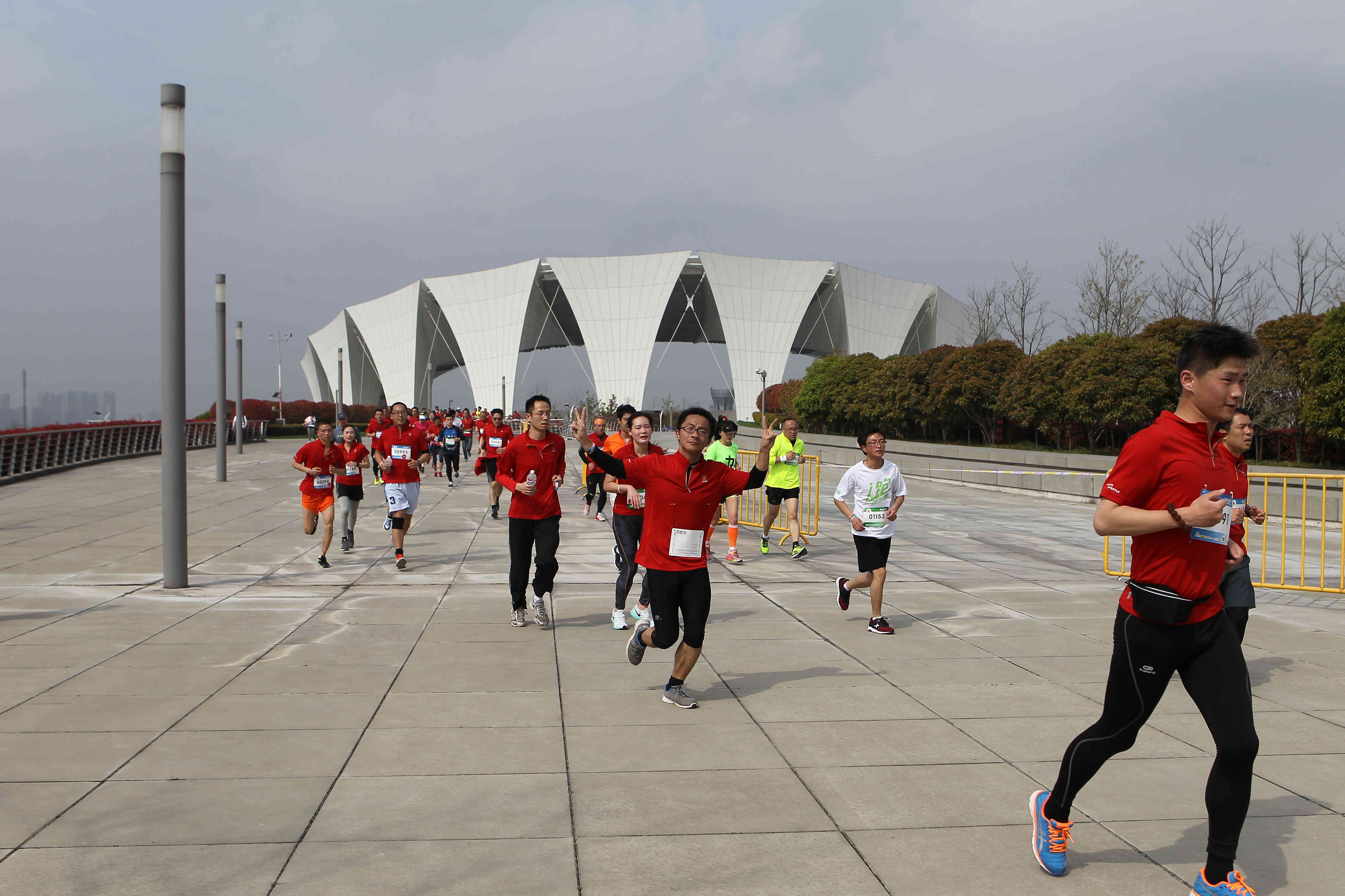 欢乐跑中国上海开跑 580跑友欢乐颂中成英雄第13张