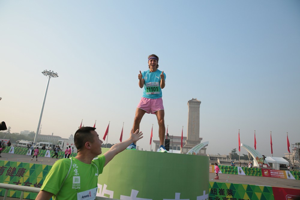 长跑节落幕 高温天无碍跑者热情图集