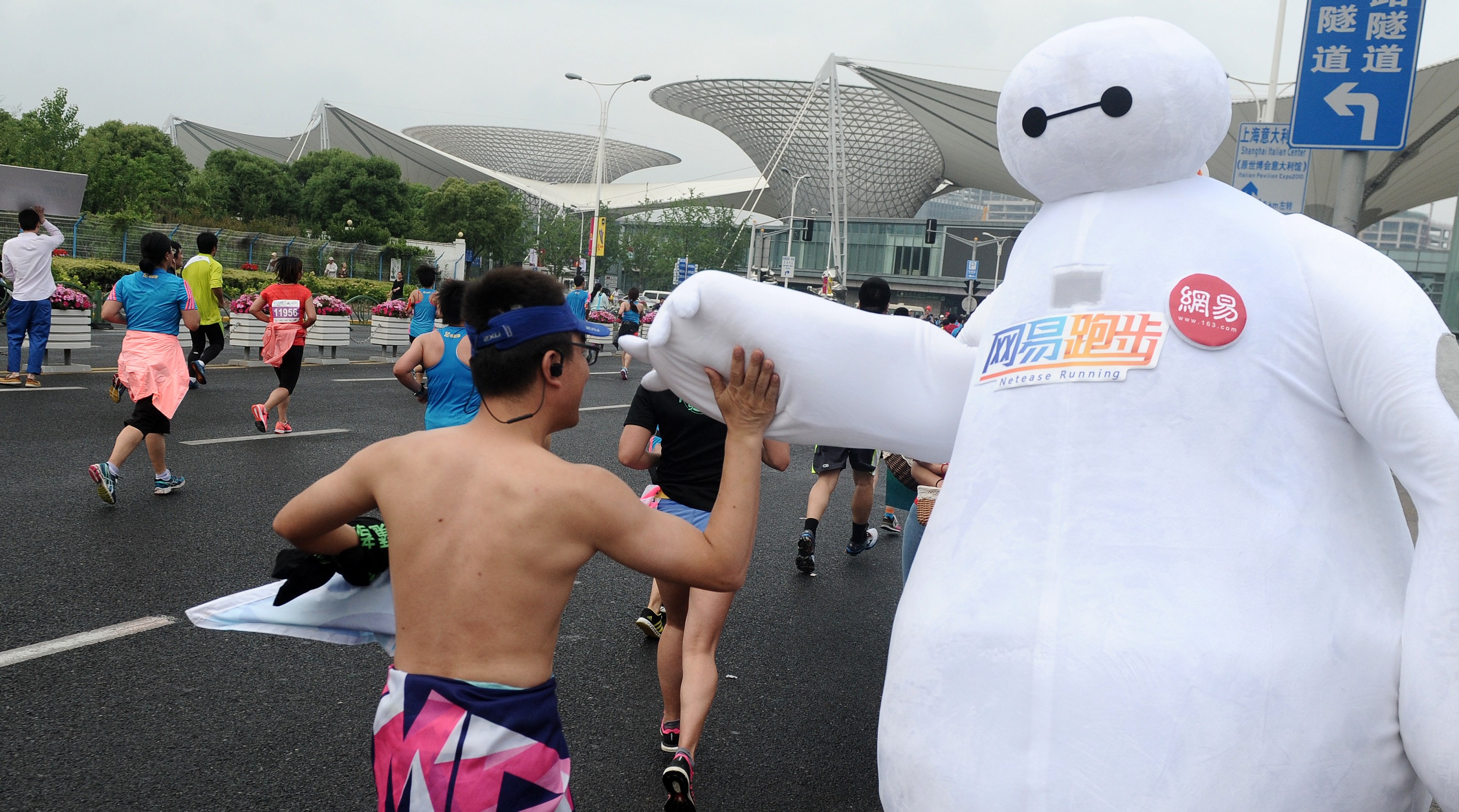 网易跑步大白温暖了上海半程马拉松，众多跑友纷纷与其击掌、合影。此外，美女拉拉队也为跑友们注入了更多能量~第9张
