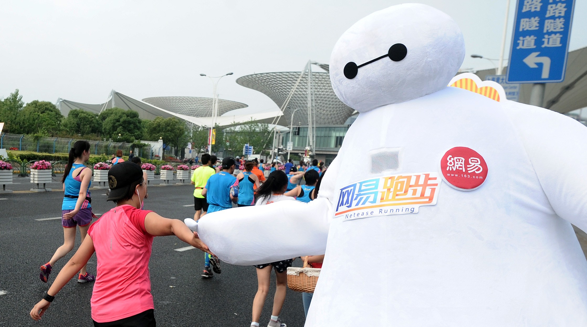 网易跑步大白温暖了上海半程马拉松，众多跑友纷纷与其击掌、合影。此外，美女拉拉队也为跑友们注入了更多能量~第10张