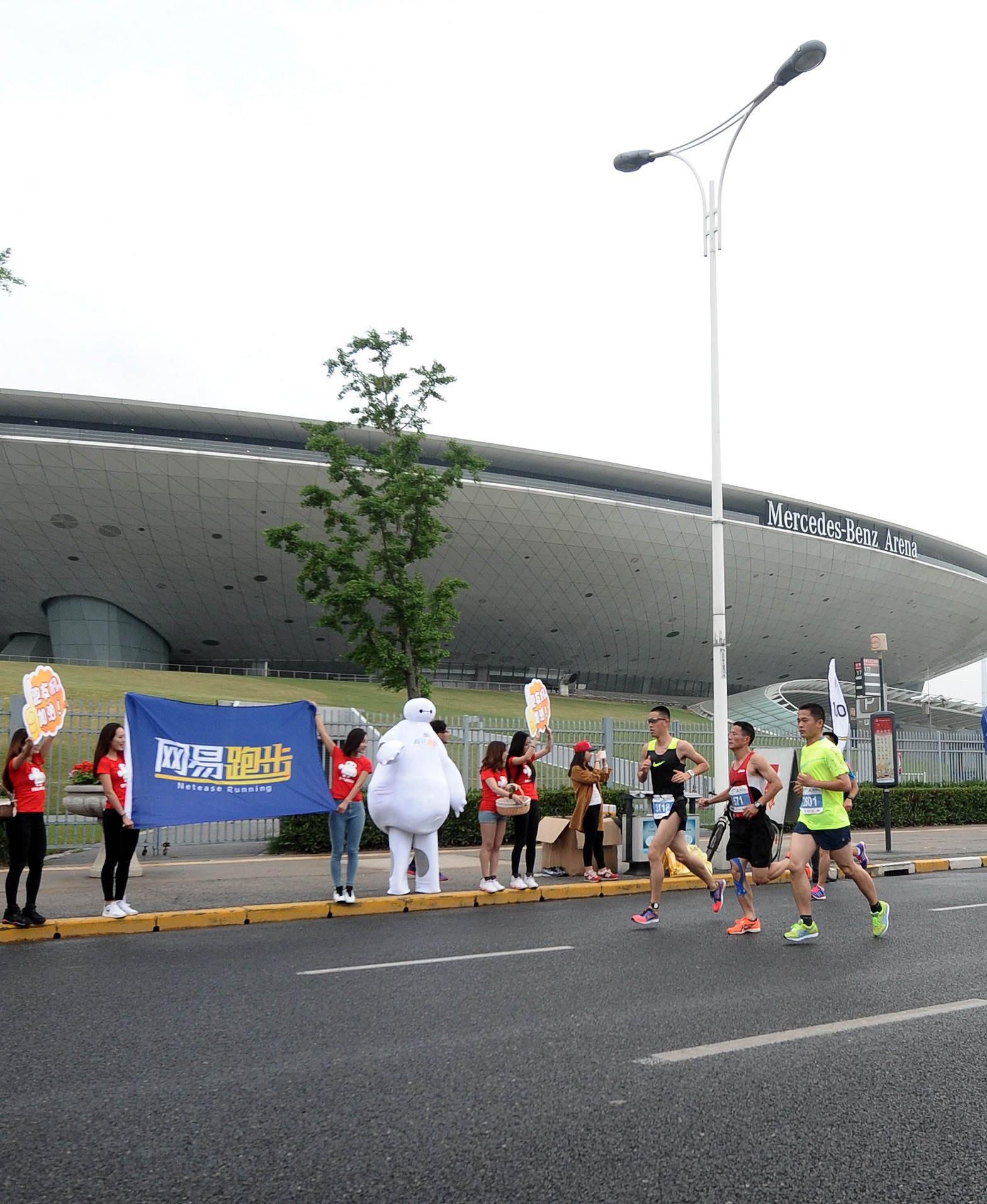 网易跑步大白温暖了上海半程马拉松，众多跑友纷纷与其击掌、合影。此外，美女拉拉队也为跑友们注入了更多能量~第11张