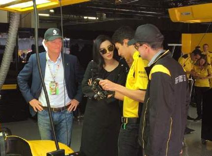 F1中国站范冰冰亮相 黑裙套装端庄典雅第10张