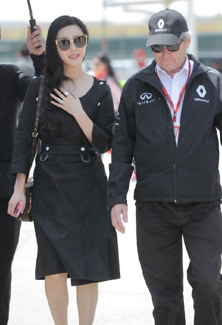 F1中国站范冰冰亮相 黑裙套装端庄典雅第5张
