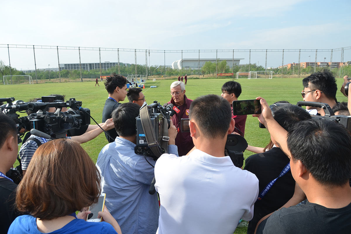 里皮采访拒谈国足1队 球场技痒大秀脚法第9张