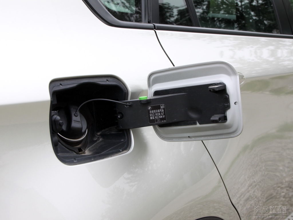 宝马x6 2011款xdrive35i--油箱盖开启 / 161