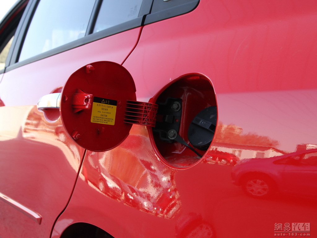 长安悦翔 2012款 1.5mt 豪华型--油箱盖开启 / 109
