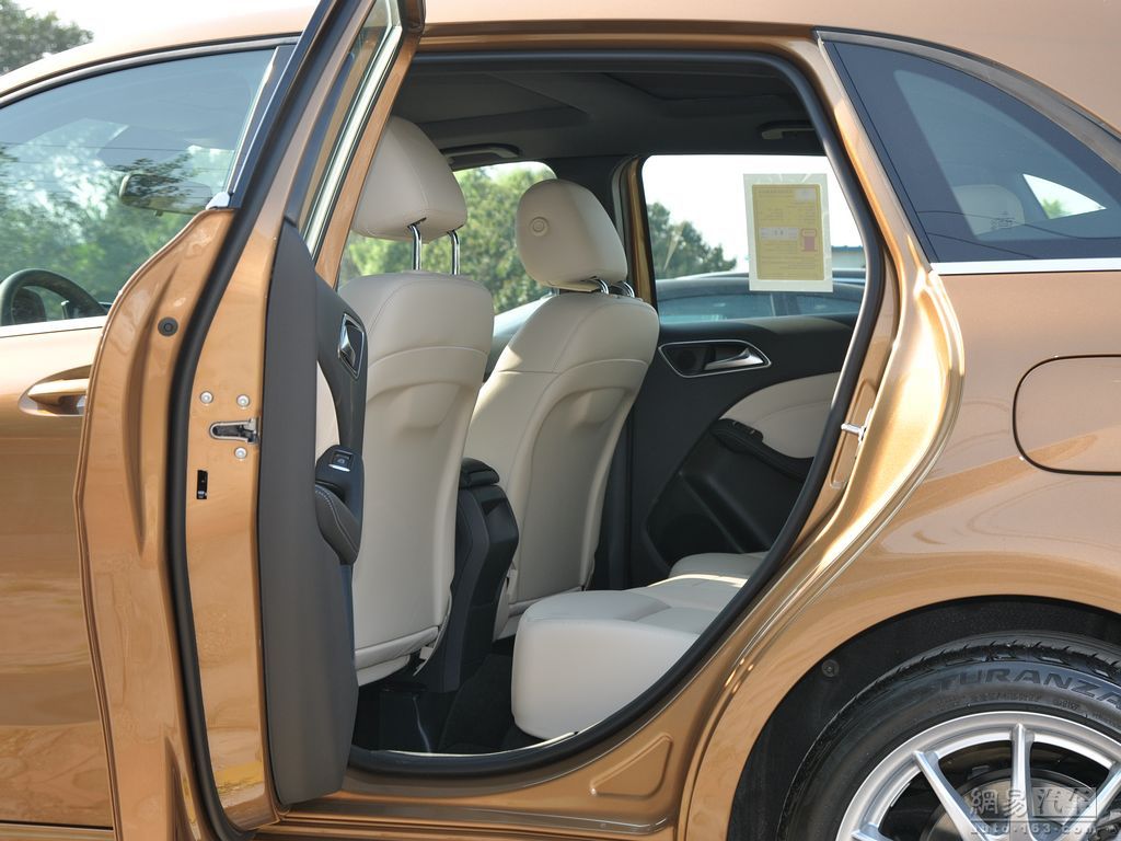 奔驰b级 2012款 b180--后排腿部空间 / 116