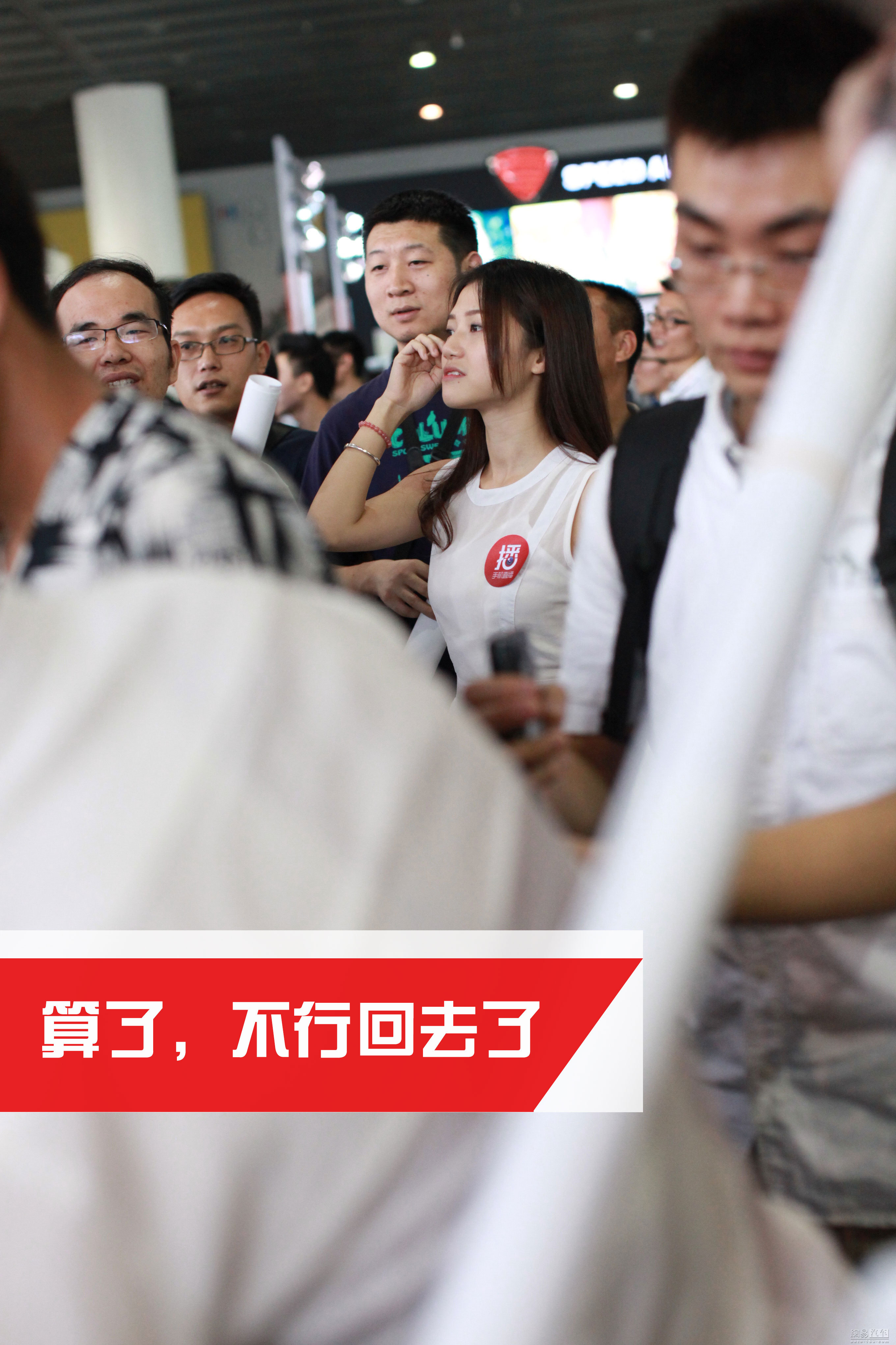 疯狂男粉丝 身高188壮汉肩扛女主播逛车展