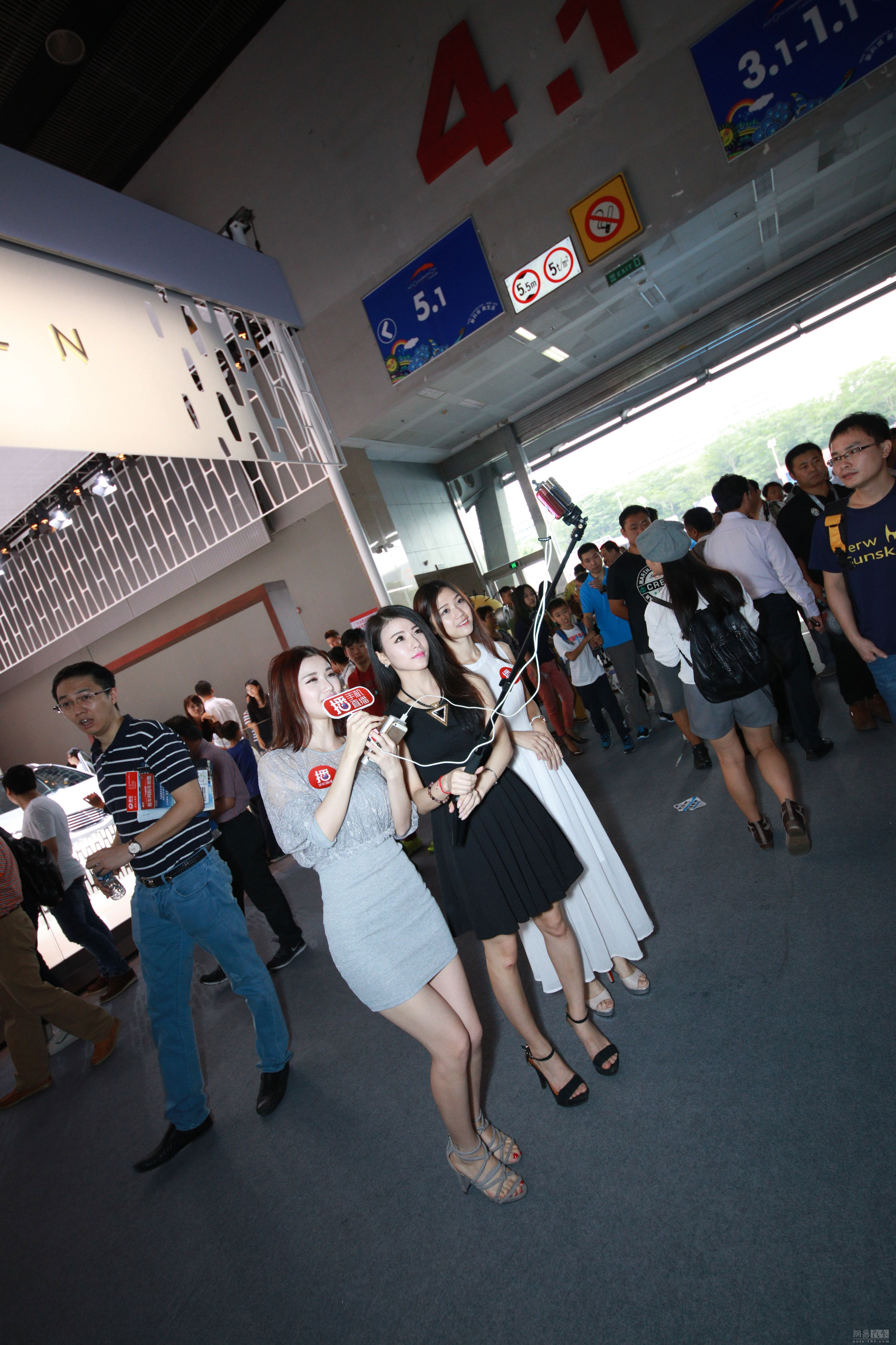 疯狂男粉丝 身高188壮汉肩扛女主播逛车展