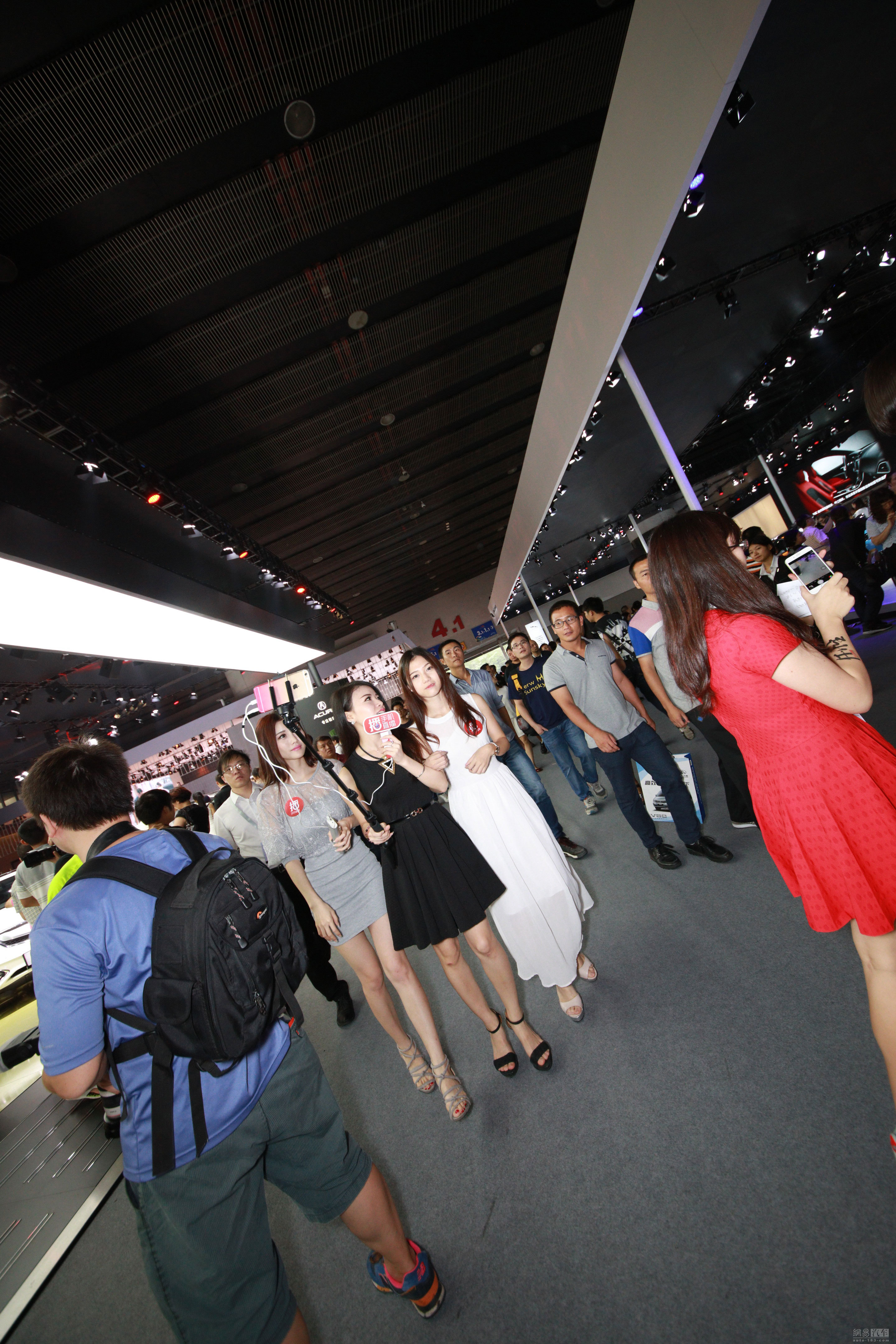 疯狂男粉丝 身高188壮汉肩扛女主播逛车展